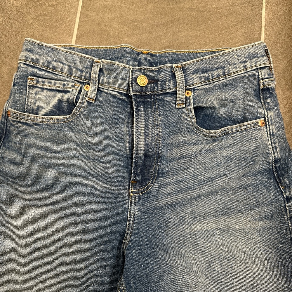 Gap wide leg denim jeans 
Size: 29/8
26in inseam 
36in outer seam